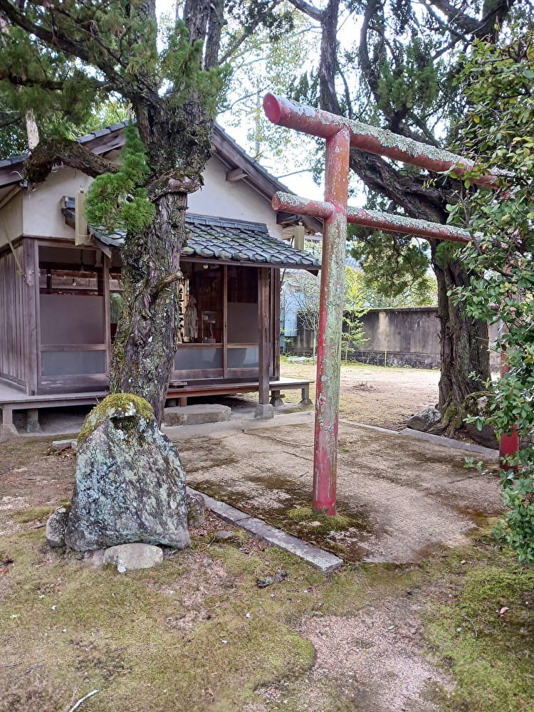 御崎神社内の道通宮