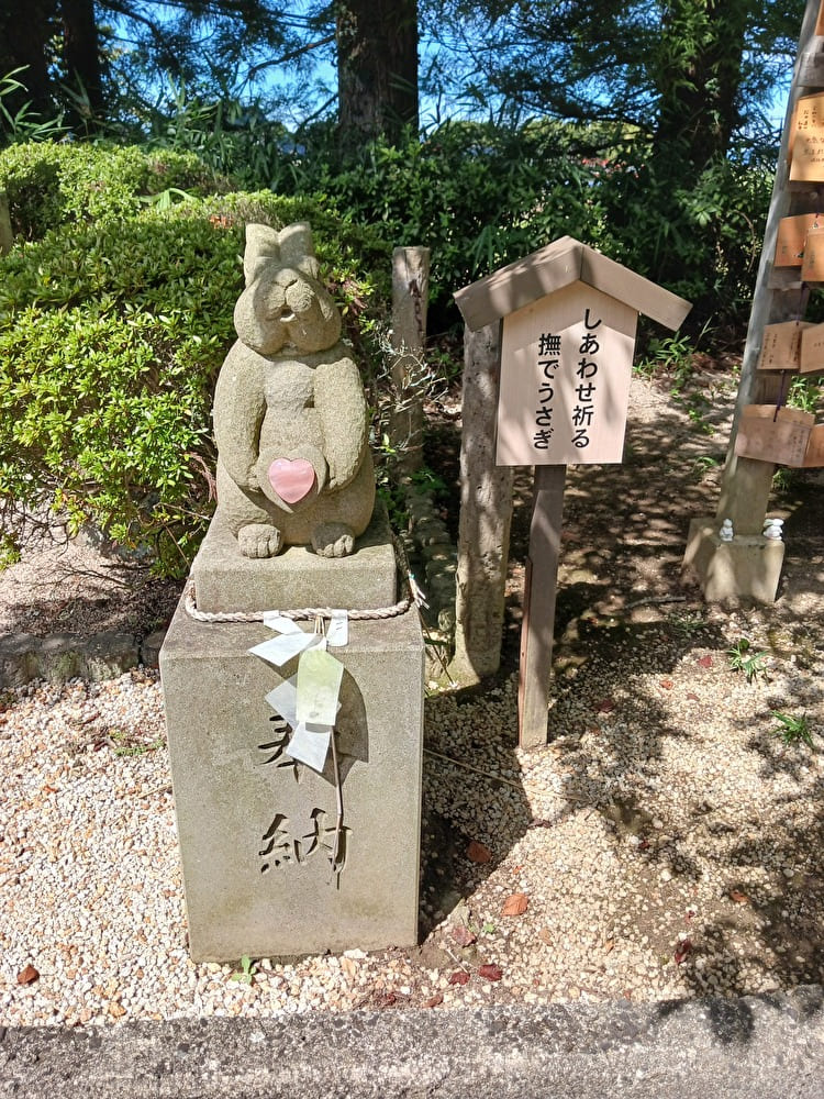 御井神社の撫でうさぎ