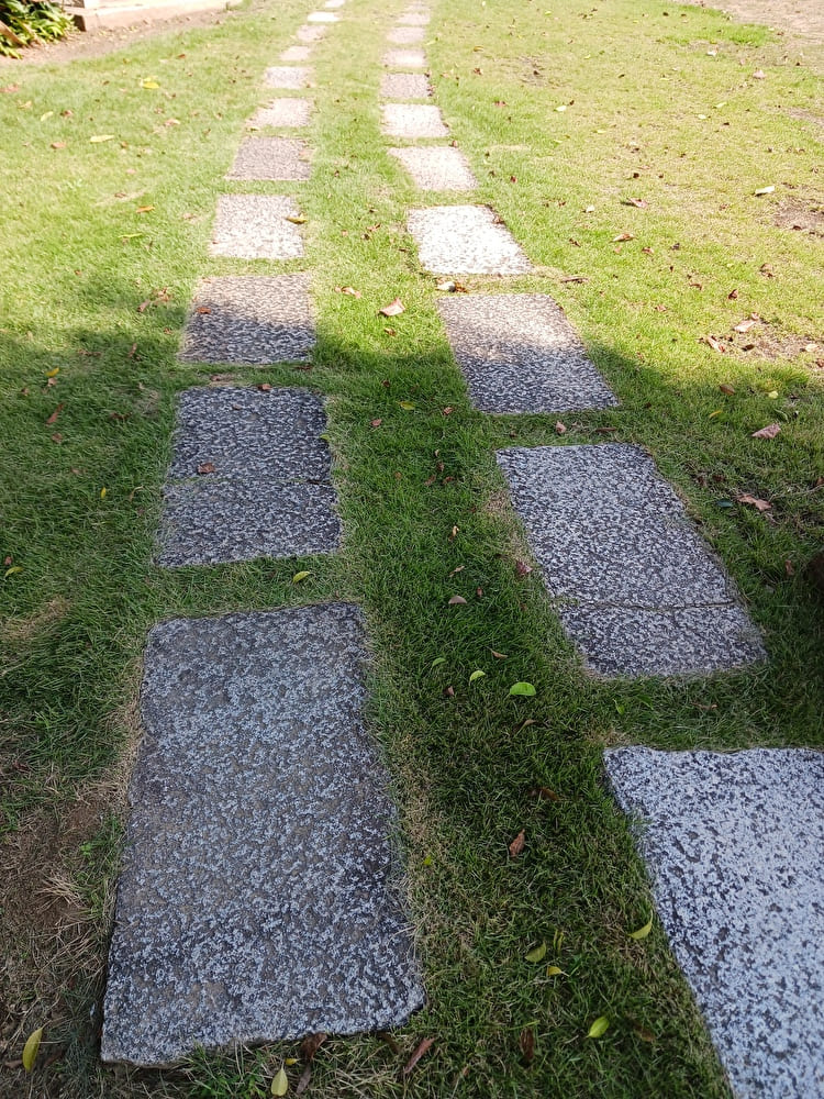 穴場神社の小道
